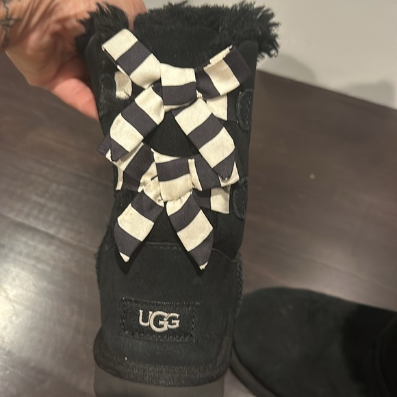 UGG BAILEY BOW II STRIPES BLACK AND WHITE SUEDE SHEEPSKIN SIZE US 3 - Picture 1 of 6